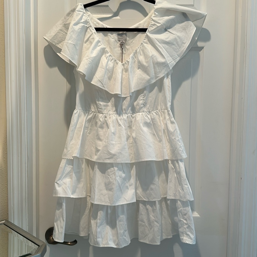 White ruffled sleeveless short dress